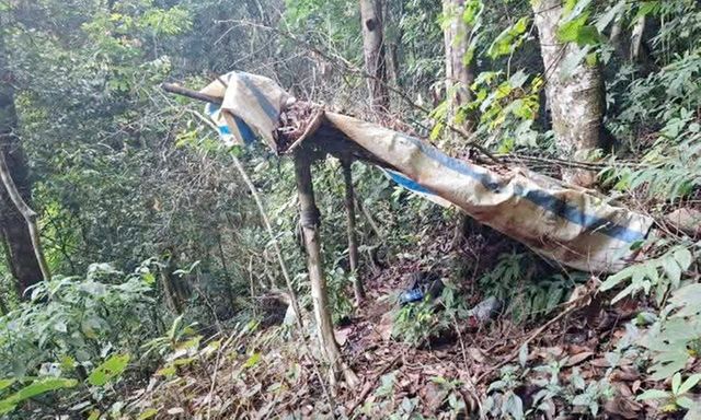 Phát hiện bộ xương người trong căn chòi tại Vườn Quốc gia Tà Đùng, trên cổ áo có chữ 