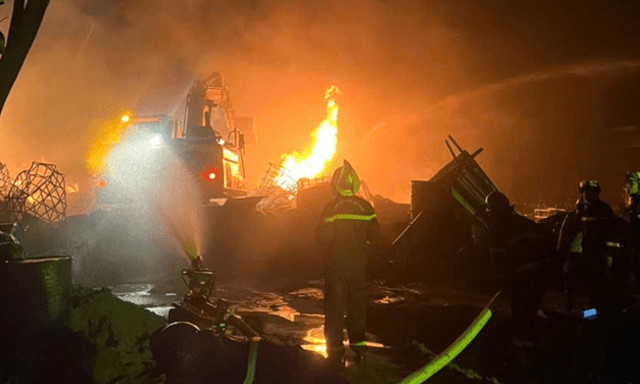 Cháy lớn ở bãi chứa dầu thải, Công an Hà Nội huy động gần 90 chiến sĩ cùng 2 rô- bốt dập lửa