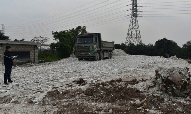 Đề nghị truy tố người đàn ông chôn lấp trái phép gần 400 tấn chất thải công nghiệp ở Hưng Yên