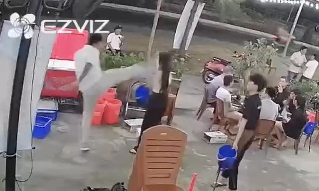 Vụ clip người đàn ông đá vào mặt nữ quản lý quán nhậu ở Nha Trang: Công an vào cuộc xác minh