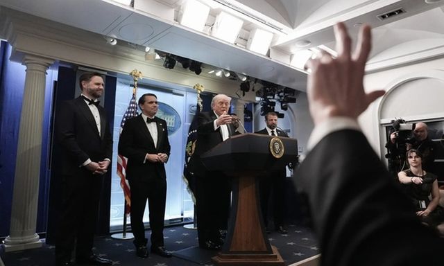 Clip: Nổ súng tại tiệc báo chí, mật vụ Mỹ lập tức hộ tống Tổng thống Trump