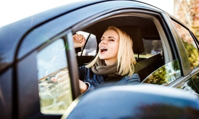 Có được nghe nhạc trên ô tô khi tham gia giao thông?