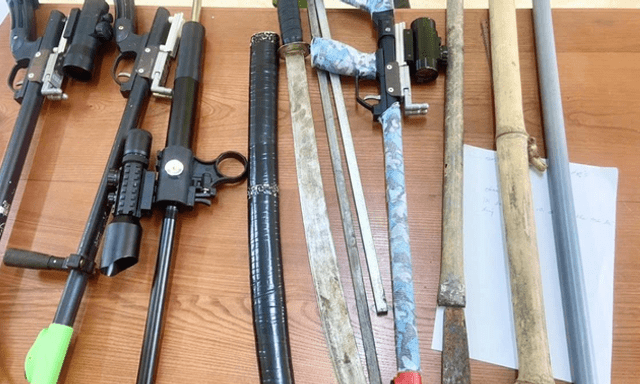 Ngăn chặn nhóm thanh thiếu niên mang súng ná, hung khí nguy hiểm đi 