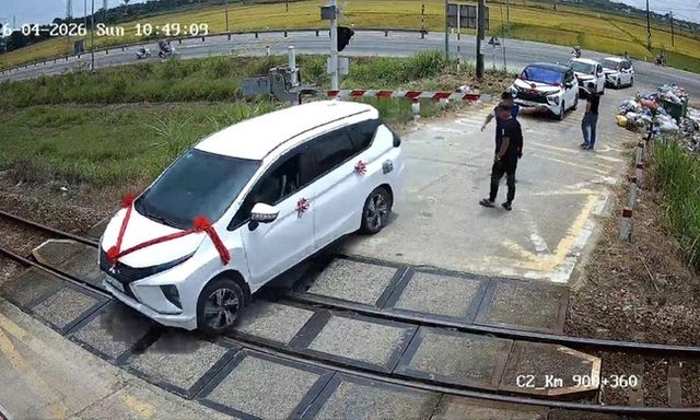 Xe đám cưới cố vượt gác chắn, mắc kẹt sát đường ray khi tàu sắp đến ở Quảng Ngãi