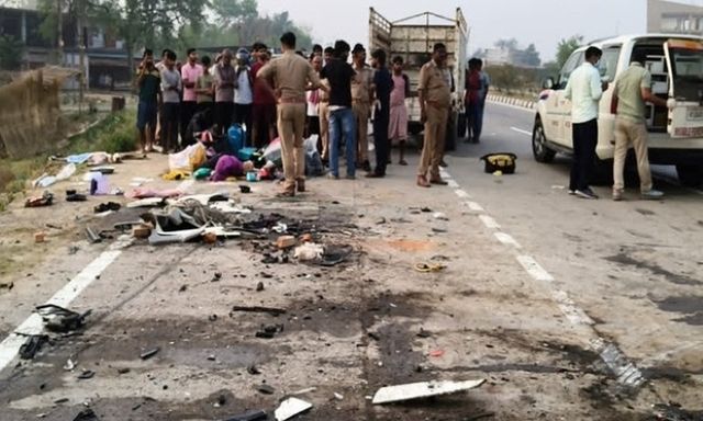 Ô tô chở khách dự đám cưới tông vào xe tải đang dừng đỗ, 6 người trong một gia đình tử vong