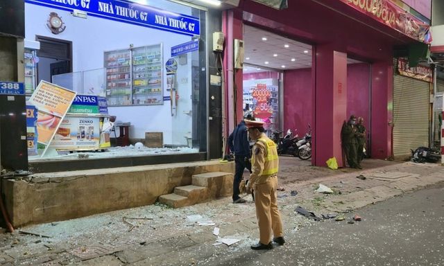 Va chạm với người đi bộ, xe máy lao vào nhà dân khiến 2 người bị thương