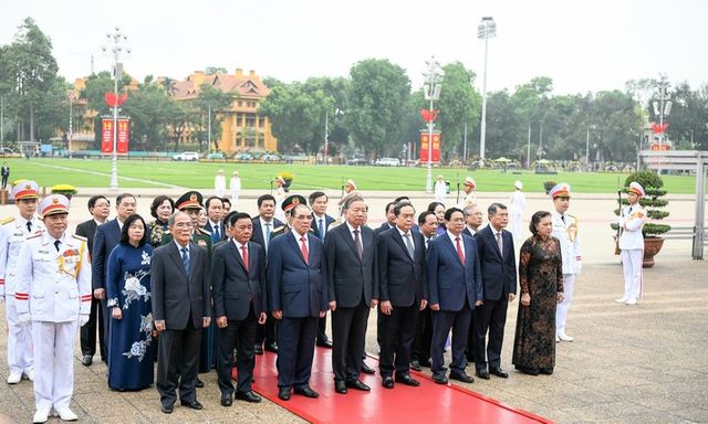 Lãnh đạo Đảng, Nhà nước vào Lăng viếng Chủ tịch Hồ Chí Minh nhân kỷ niệm 51 năm Ngày giải phóng miền Nam, thống nhất đất nước