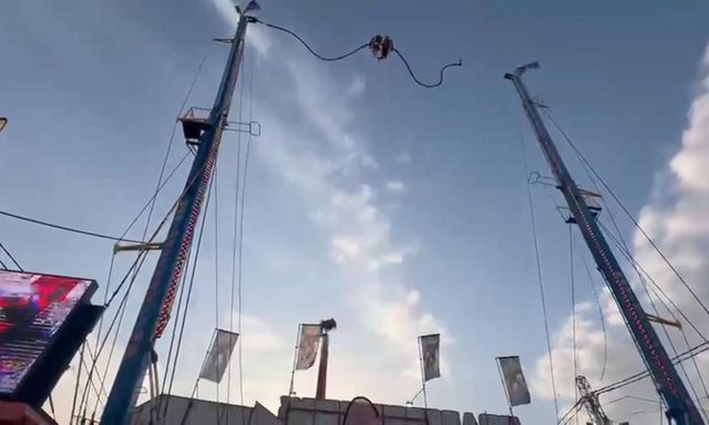 Clip: Cáp trò chơi đứt bung giữa không trung, nhiều người bị quăng quật