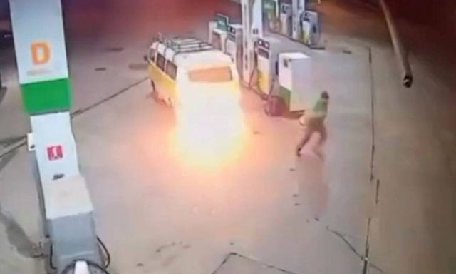 Clip: Đang bơm nhiên liệu, xe van bất ngờ bốc cháy ngùn ngụt 