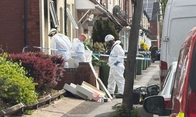 Hai bé trai tử vong trong vụ cháy nhà lúc tối muộn, người phụ nữ bị bắt giữ khẩn cấp