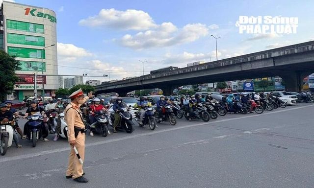 CSGT Hà Nội tăng cường điều tiết, giúp người dân đi lại thuận tiện dịp 30/4–1/5