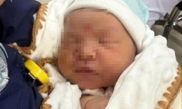 Bé gái sơ sinh 10 ngày tuổi bị bỏ rơi tại bệnh viện ở Nghệ An