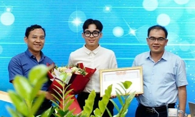 Tin tức giáo dục 24h: Hành động đẹp của nam sinh sau khi tài khoản nhận được 900 triệu đồng