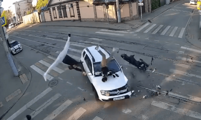Clip sốc: Xe máy tông thẳng ô tô, người bay qua nóc xe