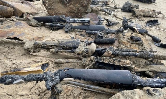 Phát hiện nhiều đạn pháo, súng ống khi trục vớt xe tăng tại bãi biển Quy Nhơn