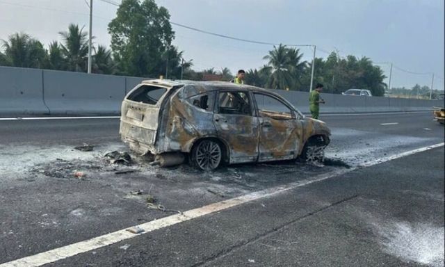 Ô tô 7 chỗ cháy rụi trên cao tốc TP.HCM – Trung Lương