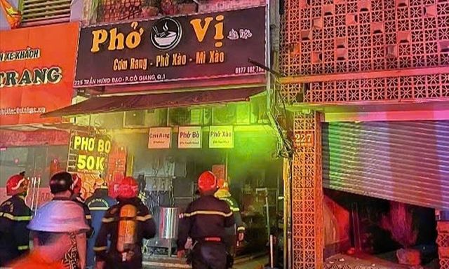 Giải cứu 4 người mắc kẹt trong đám cháy ở TP.HCM