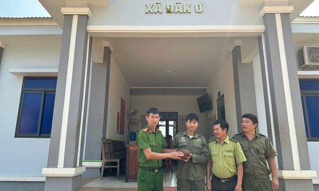 Phát hiện con vật quý hiếm, toàn thân phủ vảy cứng, người dân giao nộp công an