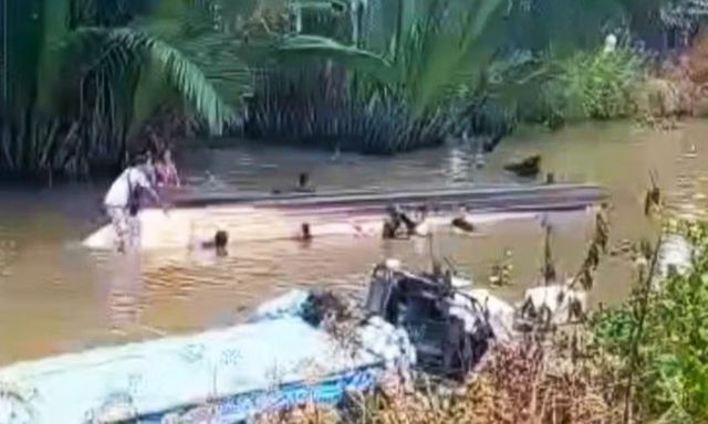 Tin tức thời sự 24h: Lật vỏ lãi ở Cà Mau, 6 khách du lịch rơi xuống sông