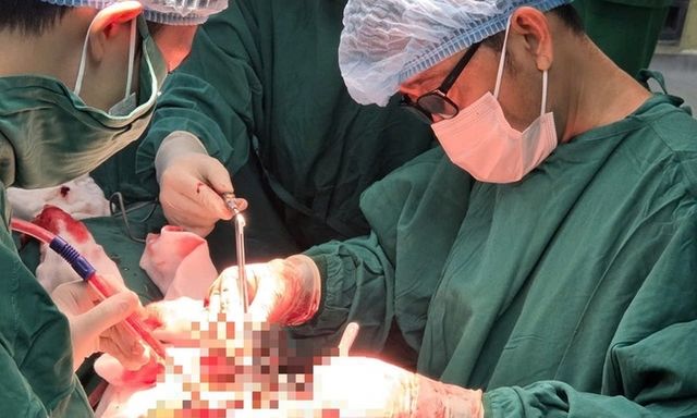 Bác sĩ ép tim 20 phút, cứu nam thanh niên có vết thương nghiêm trọng vùng cổ