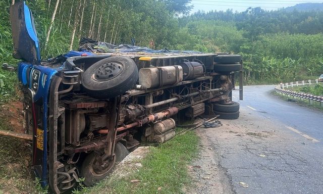 Hiện trường vụ xe tải đổ đèo Violak đâm vách núi, 2 người tử vong thương tâm