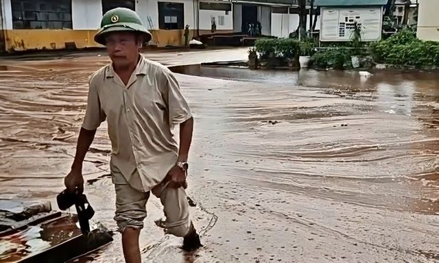 Sét đánh thủng bể chứa mật mía của nhà máy đường, 2.000 tấn mật tràn ra ngoài 
