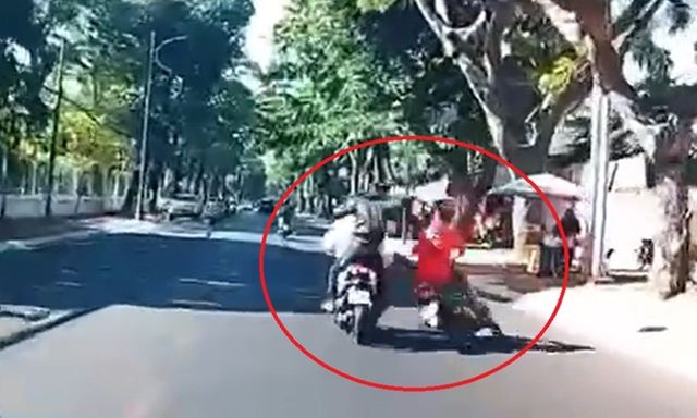 Truy tìm kẻ tấn công người đàn ông ngã xuống đường khi đang chạy xe máy