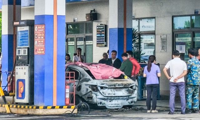 Vụ cháy ô tô, 2 người tử vong: Tài xế khai lý do không mở cửa cứu người mắc kẹt