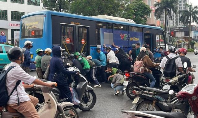 Thót tim người phụ nữ bị kẹt dưới gầm xe buýt, hàng chục người nâng xe giải cứu