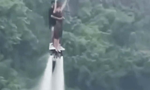 Thông tin mới nhất vụ khách du lịch và vận động viên flyboard gặp sự cố khi đang 