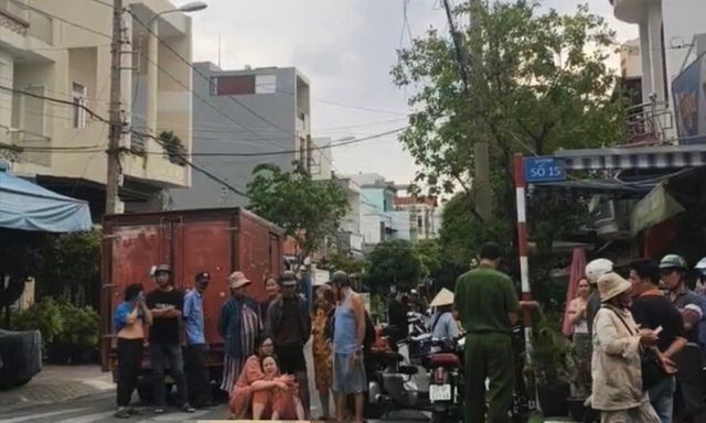 Tin tức tai nạn giao thông ngày 6/5: Ô tô con bị vò nát bươm, mẹ quỵ ngã bên thi thể con trai 15 tuổi 
