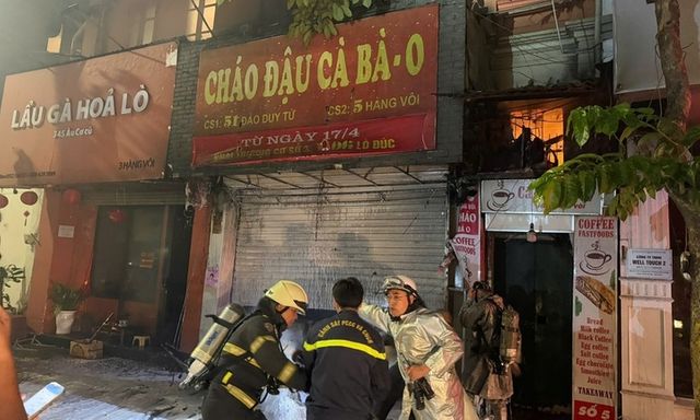 Clip: Nghẹt thở giải cứu 4 người mắc kẹt ở cửa hàng bán cháo bị cháy trong đêm