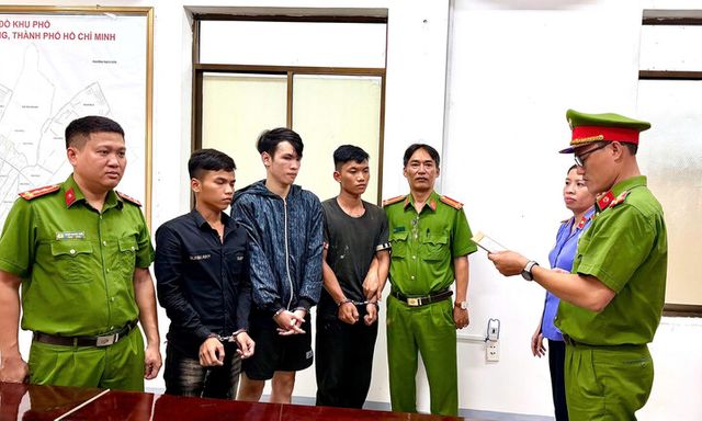 Bắt khẩn cấp 3 đối tượng áp sát, dùng mũ bảo hiểm tấn công nam thanh niên tại TP.HCM