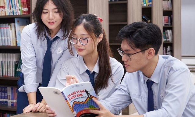 Tin tức giáo dục 24h: Nhặt được 2 đầu đạn, nhóm học sinh lớp 7 mang đến công an giao nộp