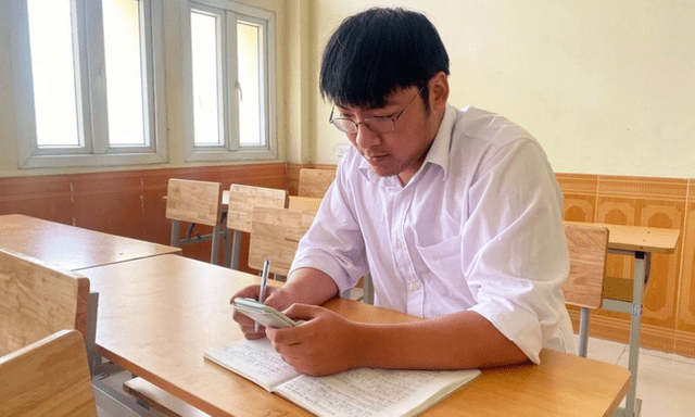 7 lần đi thi tốt nghiệp, nam sinh Hà Nội khiến dân mạng 