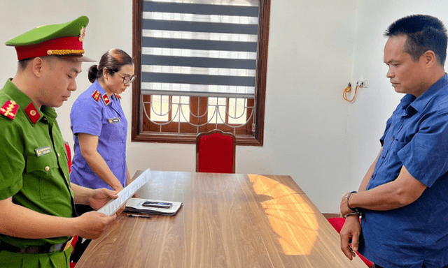 Bắt cựu cán bộ địa chính nhận hàng trăm triệu đồng “chạy sổ đỏ 