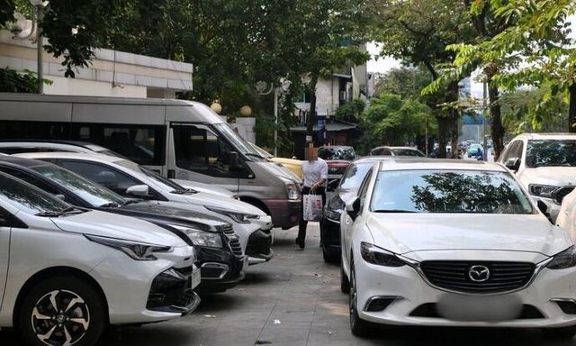 Hà Nội đề xuất tăng phí gửi ô tô, xe máy dưới lòng đường, tối đa 400.000 đồng/m2/tháng, cụ thể ra sao?