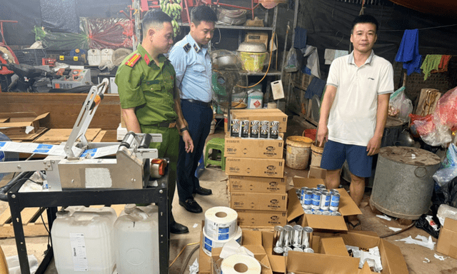 Hà Nội: Phát hiện doanh nghiệp nghi “hô biến” nhãn hàng trăm sản phẩm phụ gia động cơ 