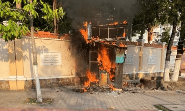 Nguyên nhân ban đầu khiến trụ ATM bốc cháy dữ dội, bị thiêu rụi hoàn toàn, số tiền mặt bên trong thế nào?