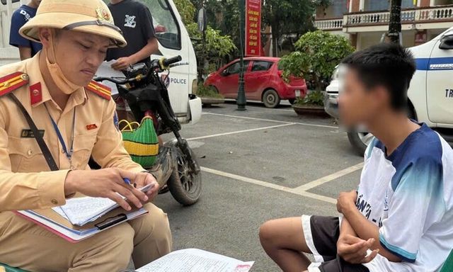 Hà Nội: Ghi hình xử lý học sinh vi phạm giao thông tại cổng trường