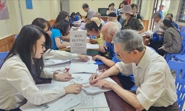 Đang hưởng lương hưu, đi làm thêm có phải đóng BHXH bắt buộc?
