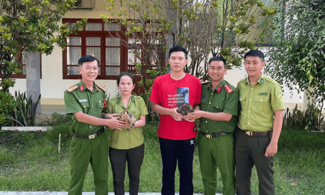 Tin tức thời sự 24h: Nam thanh niên phát hiện 2 cá thể rùa quý hiếm gần suối 