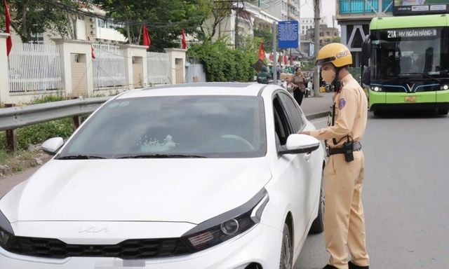 Hà Nội: CSGT tăng cường xử lý ô tô dừng đỗ sai quy định