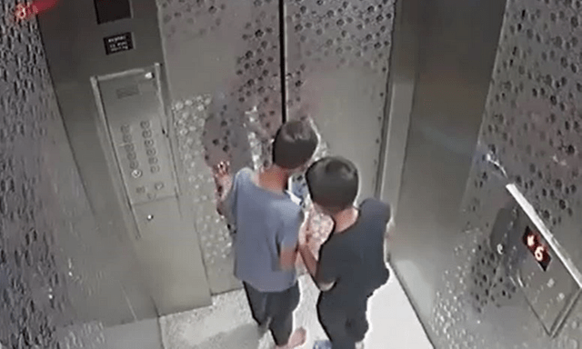 Clip: Nghịch dại chèn dép vào cửa thang máy, hai bé trai mắc kẹt suốt 9 giờ đồng hồ