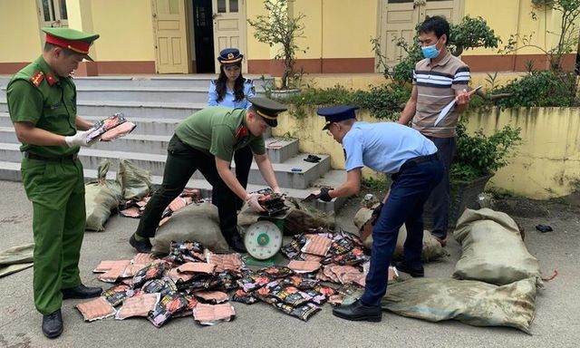 Lạng Sơn: Phát hiện, thu giữ hơn 400 túi xúc xích không rõ nguồn gốc xuất xứ