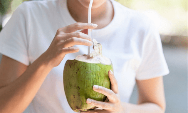 Nước dừa giải nhiệt ngày hè nhưng một số nhóm người nên cẩn trọng khi sử dụng