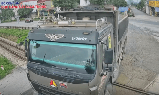 Thót tim khoảnh khắc lái xe tải loay hoay tiến - lùi vượt rào chắn trước khi tàu lao tới chỉ vài giây
