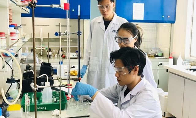 Tin tức giáo dục 24h: Bộ GD&ĐT đề xuất miễn học phí cho người học tiến sĩ chương trình trọng điểm quốc gia