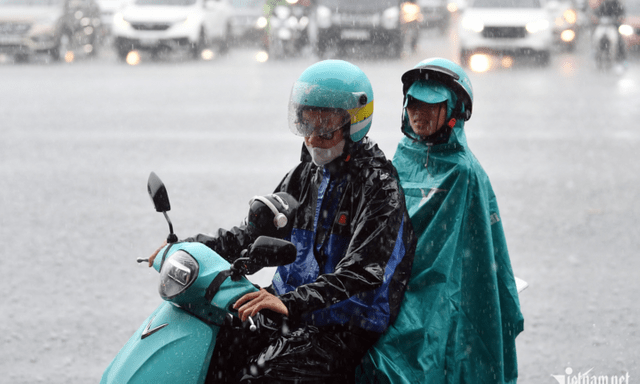 Tin tức thời tiết mới nhất hôm nay (17/5): Mưa lớn khiến Hà Nội giảm ngay 5 độ C