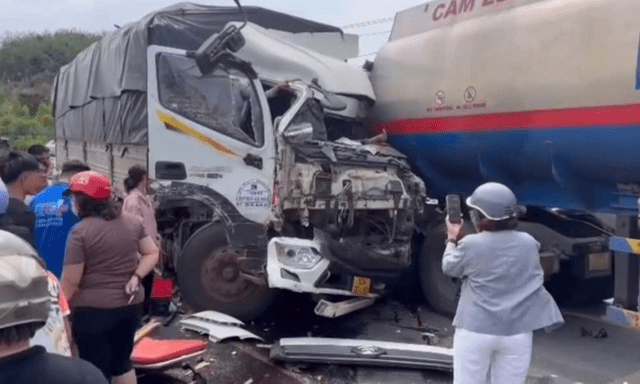 Tin tức tai nạn giao thông mới nóng nhất hôm nay (17/5): Xe bồn vượt ẩu tông 2 xe tải, giao thông tuyến huyết mạch Tây Nguyên ùn tắc kéo dài